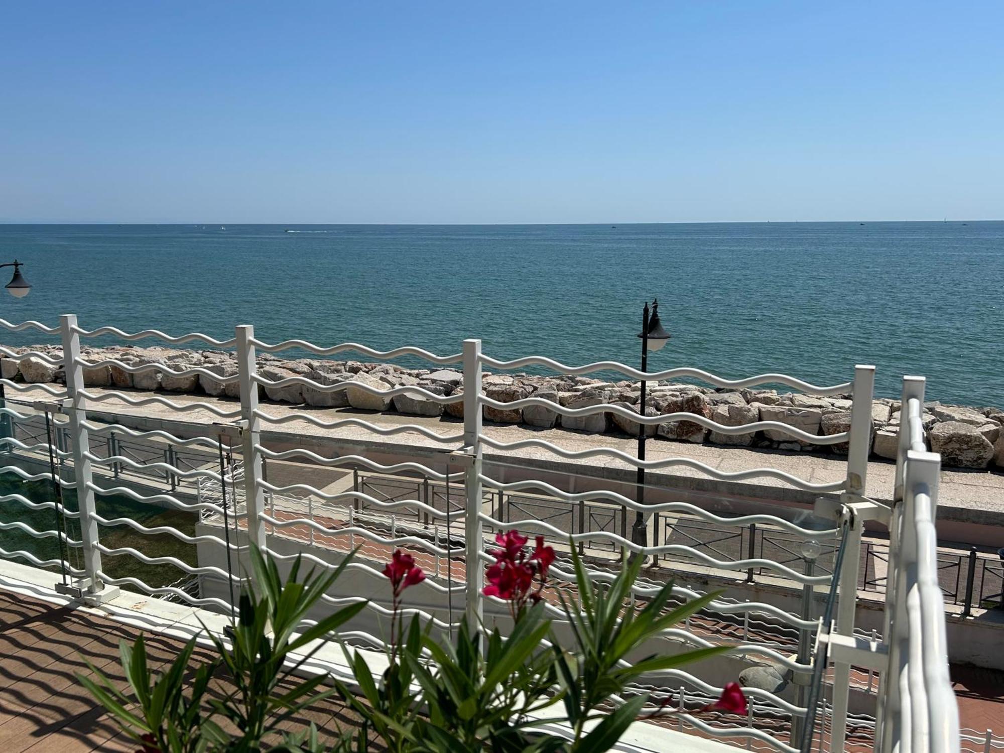 Ca Dell'Angelo - Caorle Aparthotel Buitenkant foto